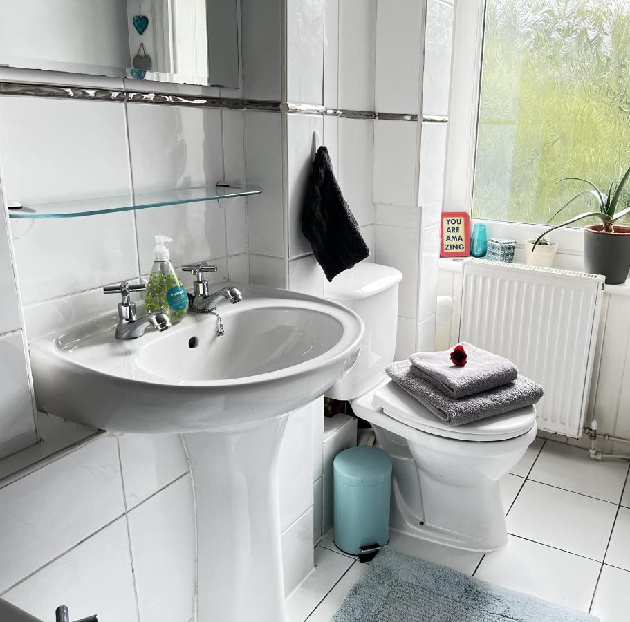 1 Bedroom Flat In Tolcross, Glasgow Top Floor. Esterno foto