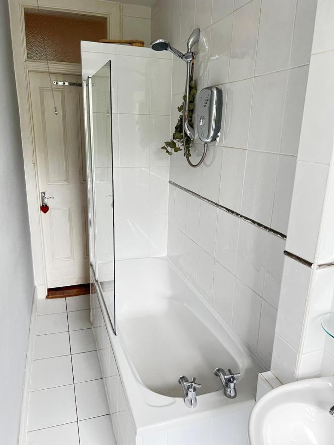 1 Bedroom Flat In Tolcross, Glasgow Top Floor. Esterno foto